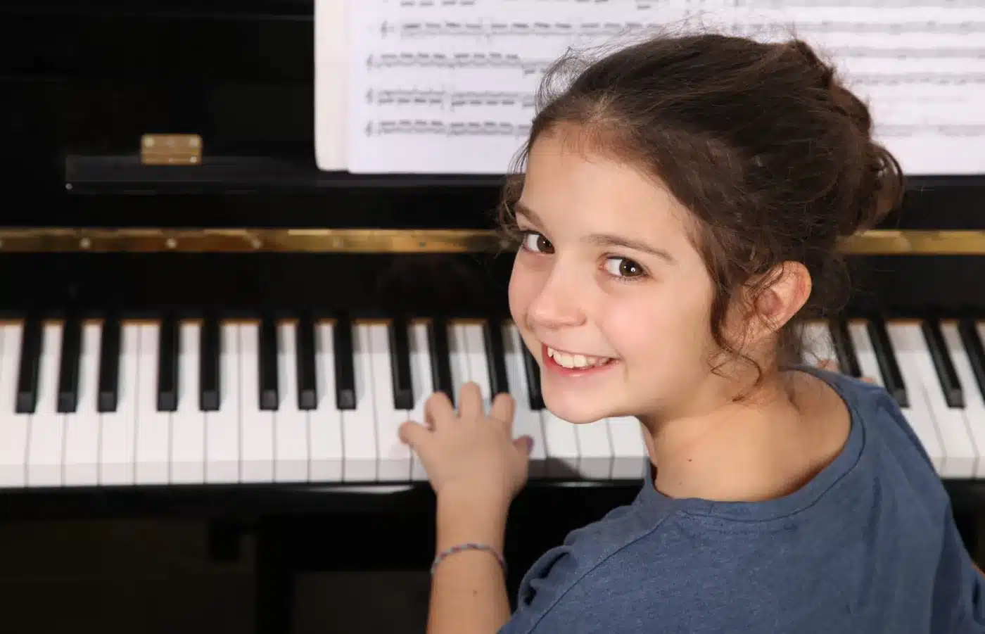 Enfant en cours de piano à l'École de Musique Michel Dien